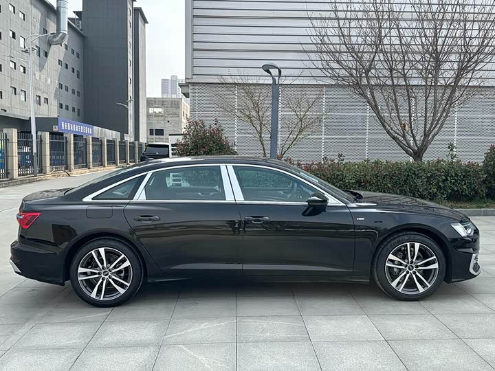 Фото 5 - Audi A6L