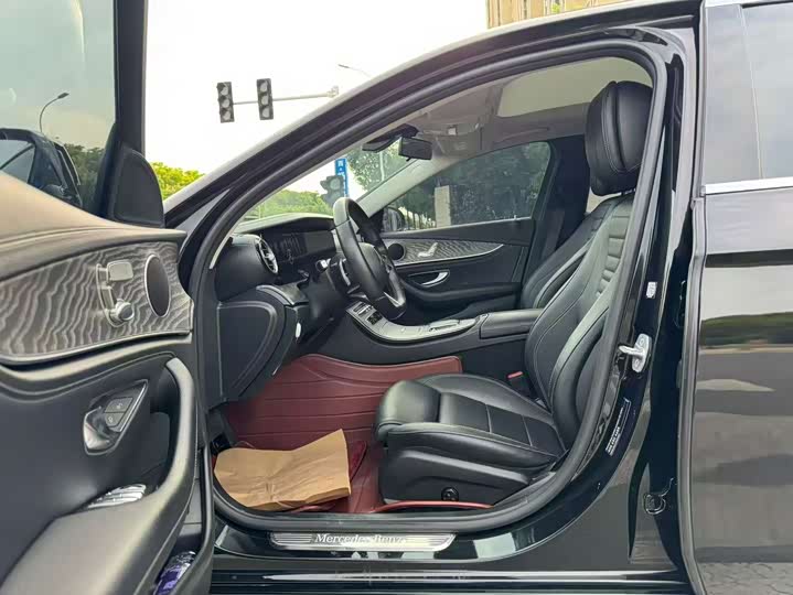 صورة 4 - Mercedes-Benz E-Class
