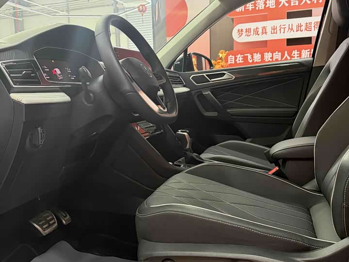 Volkswagen Tiguan L Pro 2025 2025款 出众款 330TSI 自动两驱R-Line龙耀版