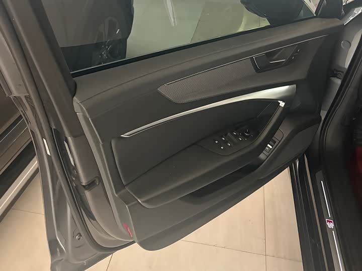 Фото 4 - Audi A6L