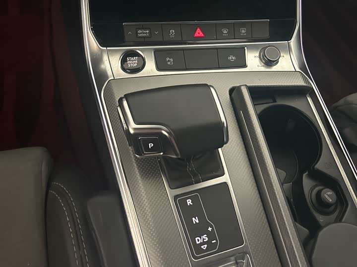 Фото 8 - Audi A6L