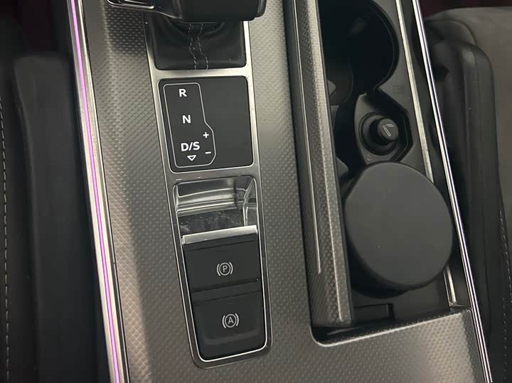 Фото 9 - Audi A6L