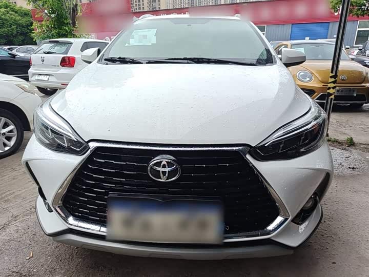 Фото 3 - Toyota Yaris L Hatchback