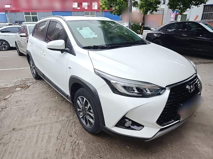 Фото 4 - Toyota Yaris L Hatchback
