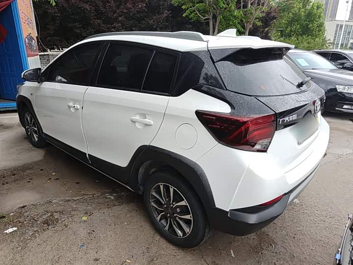 Фото 5 - Toyota Yaris L Hatchback