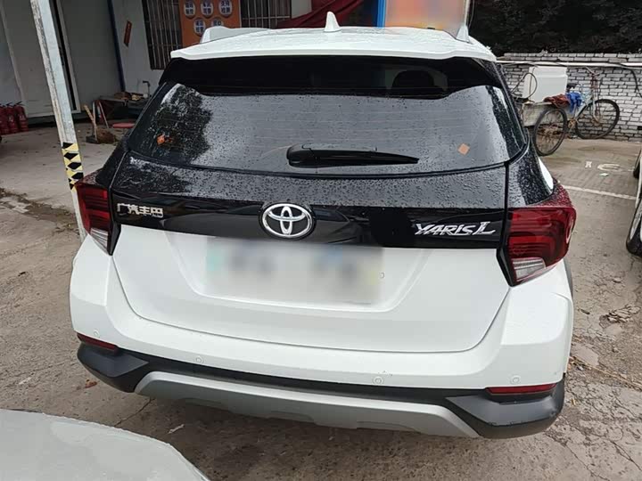Фото 6 - Toyota Yaris L Hatchback