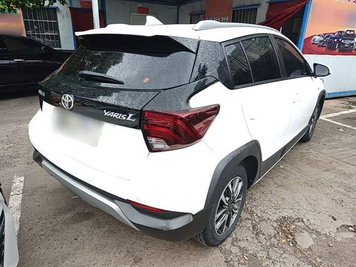 Фото 7 - Toyota Yaris L Hatchback