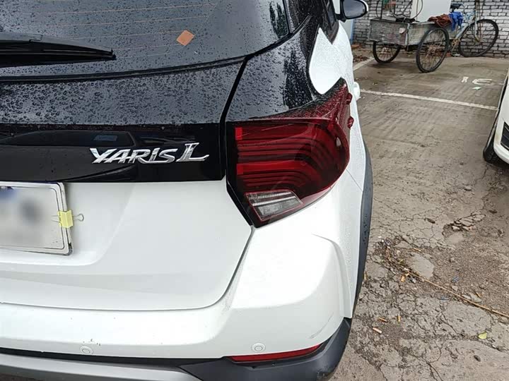 Фото 8 - Toyota Yaris L Hatchback