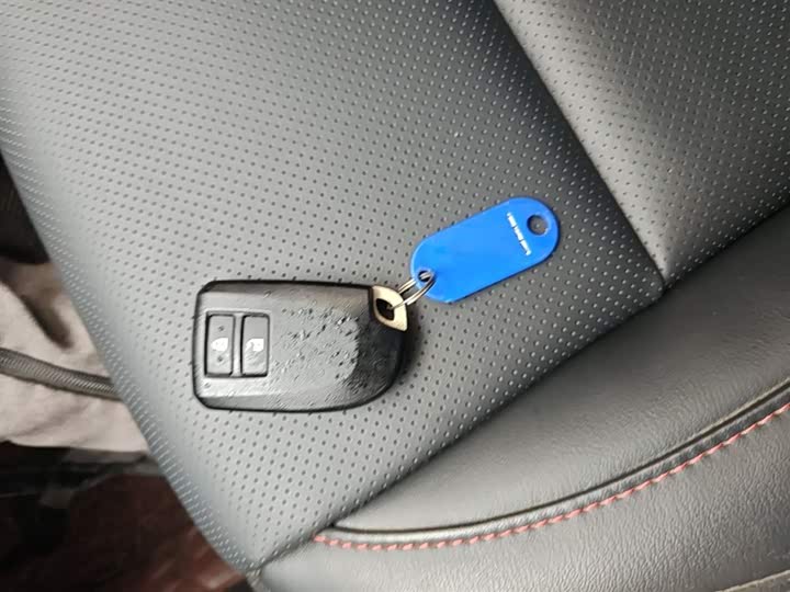 Фото 9 - Toyota Yaris L Hatchback