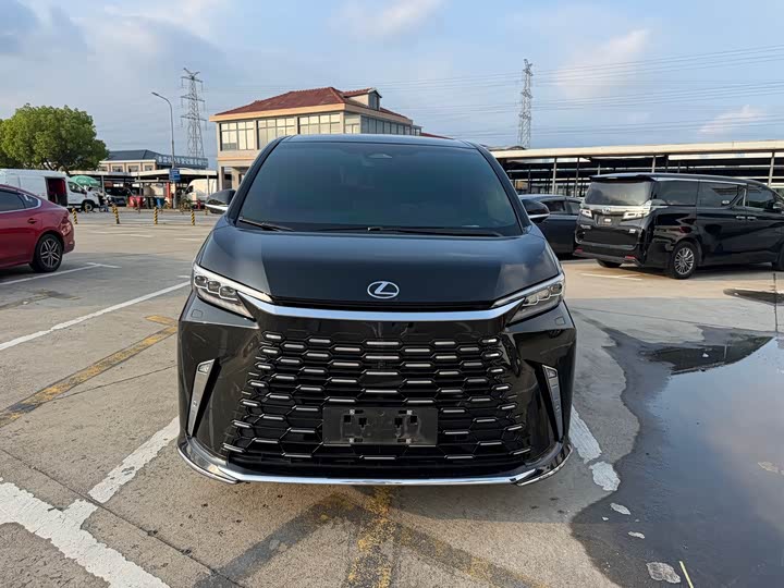 2025 Lexus LM
