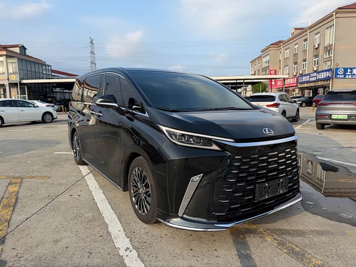 2025 Lexus LM