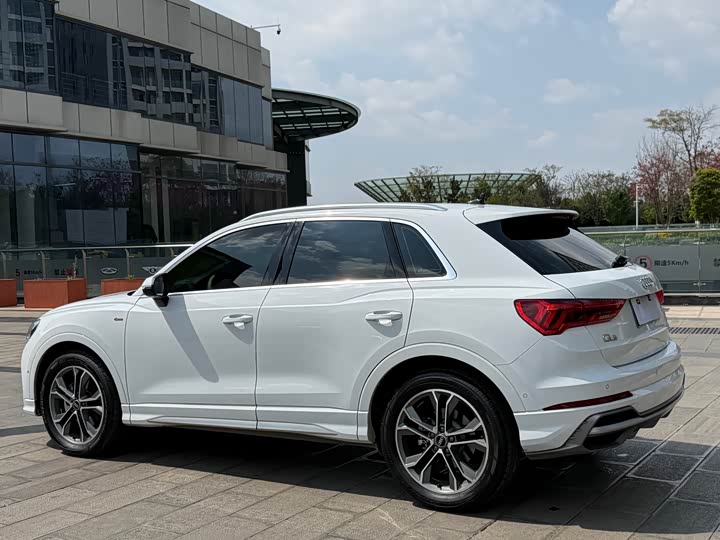 Фото 8 - Audi Q3
