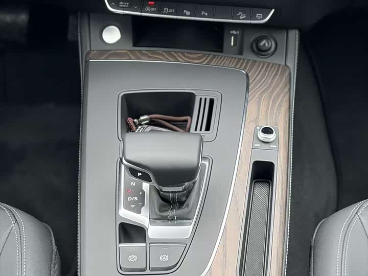 Фото 8 - Audi Q5L