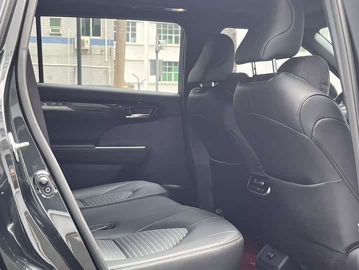 Фото 8 - Toyota Crown Kluger