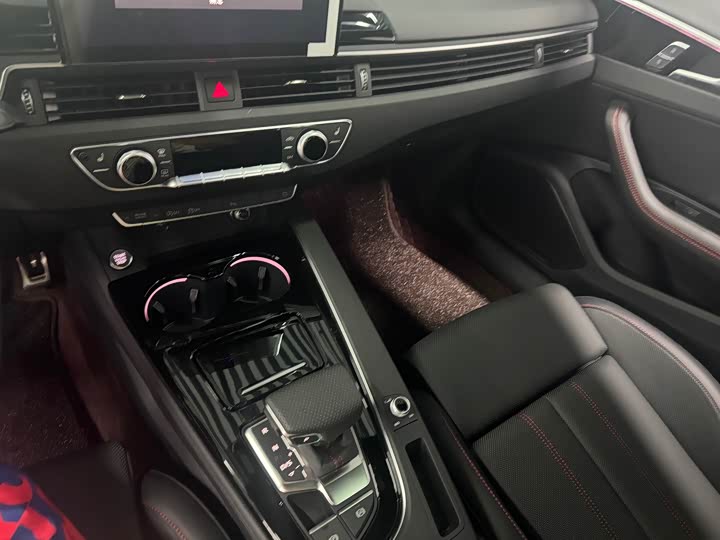 Фото 6 - Audi A4L