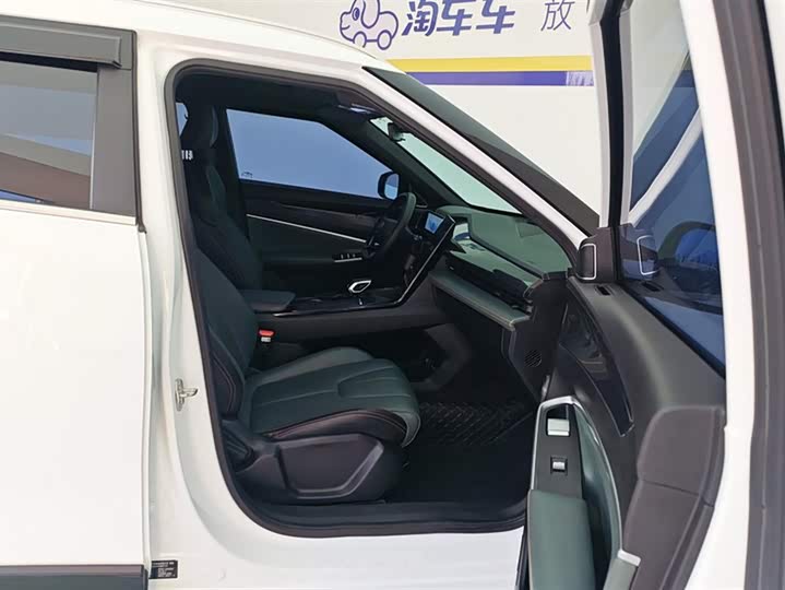 Фото 8 - Geely Atlas