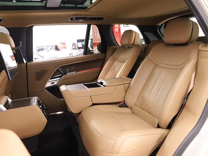 Land Rover Range Rover 2025 2025款 3.0 L6 400PS 创世加长版