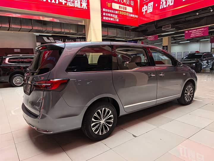 Photo 3 - Buick GL8 ES