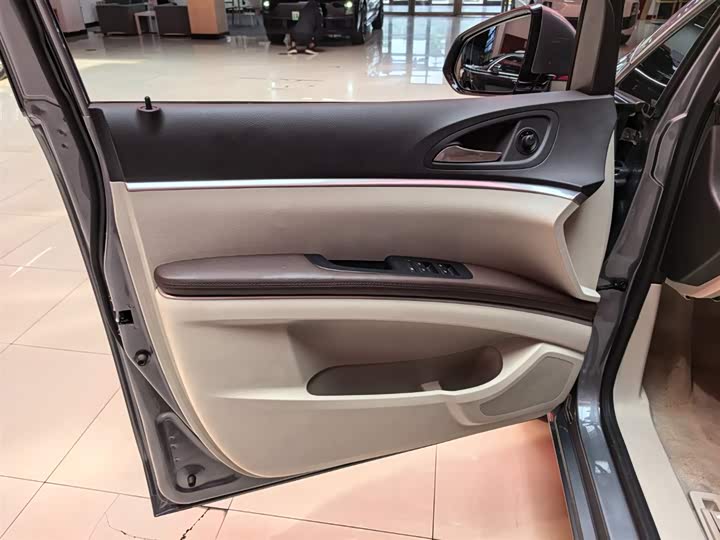 Photo 7 - Buick GL8 ES