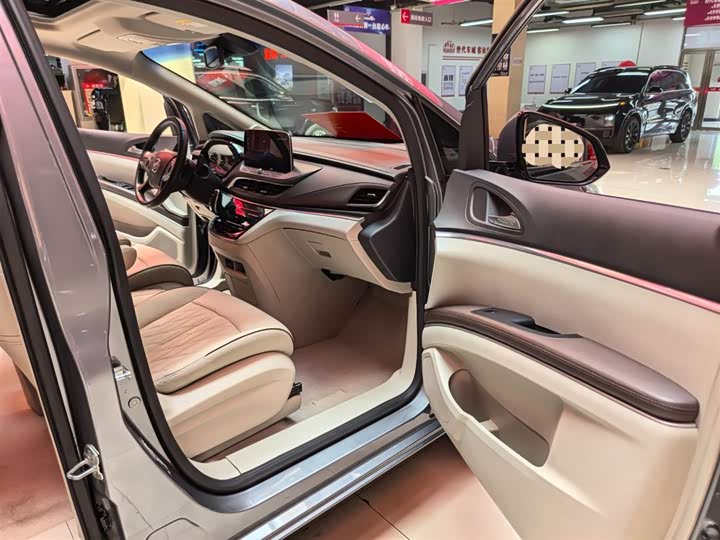 Photo 9 - Buick GL8 ES