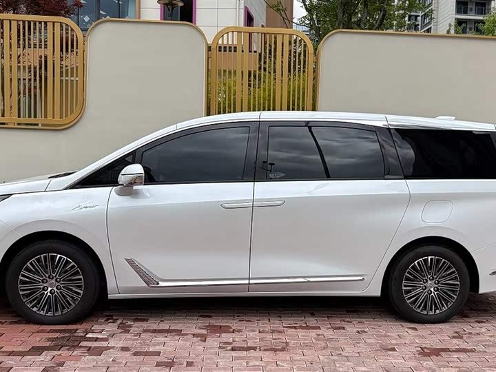 Фото 2 - Buick GL8 Hybrid