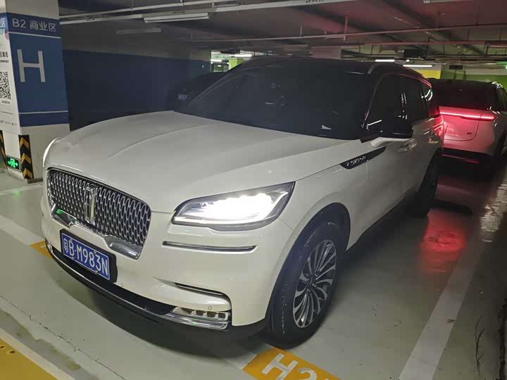 Photo 1 - Lincoln Aviator