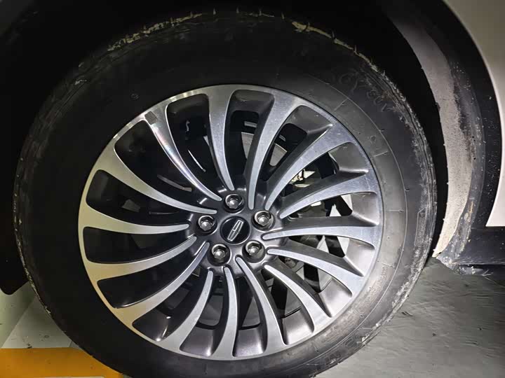 Photo 2 - Lincoln Aviator