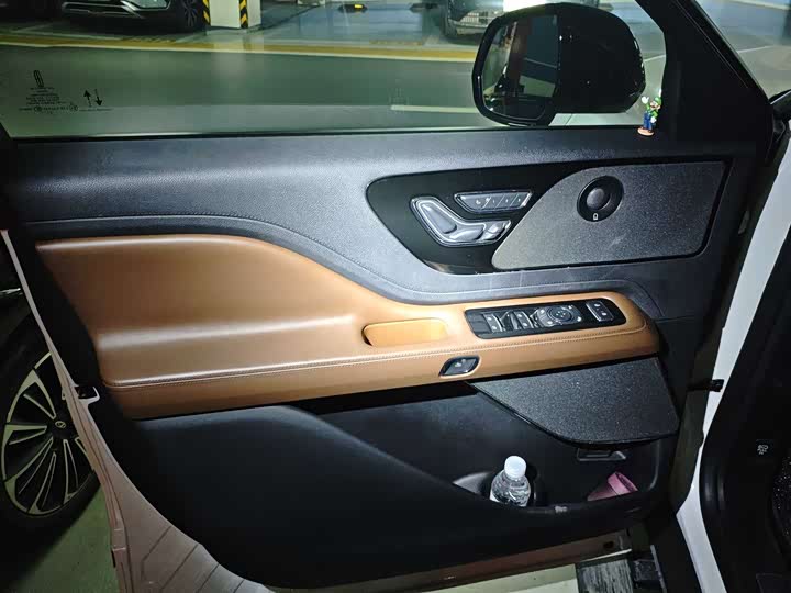 Photo 3 - Lincoln Aviator