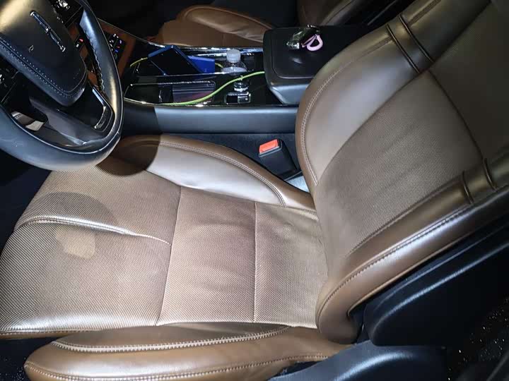 Photo 4 - Lincoln Aviator