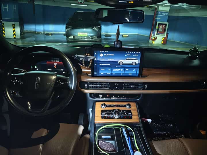 Photo 8 - Lincoln Aviator
