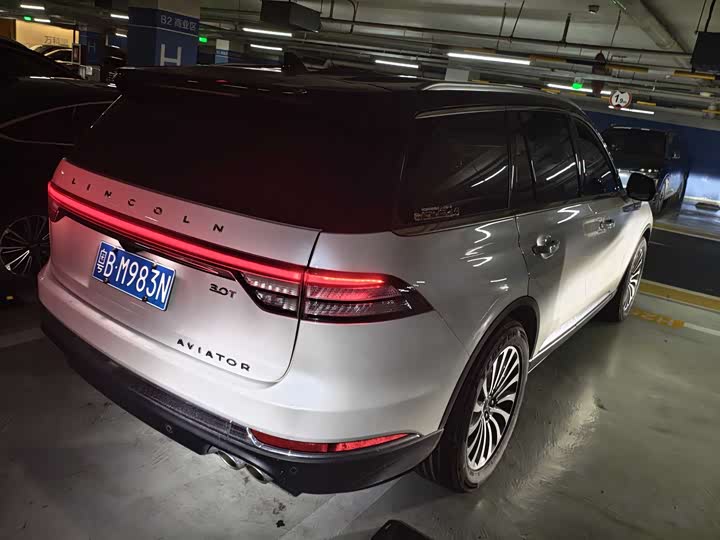 Photo 9 - Lincoln Aviator
