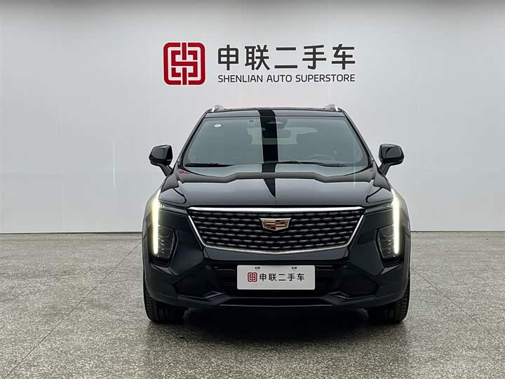 Photo 5 - Cadillac XT4