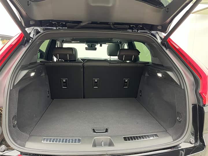 Photo 6 - Cadillac XT4