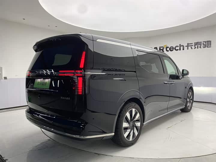 Фото 5 - Volvo EM90