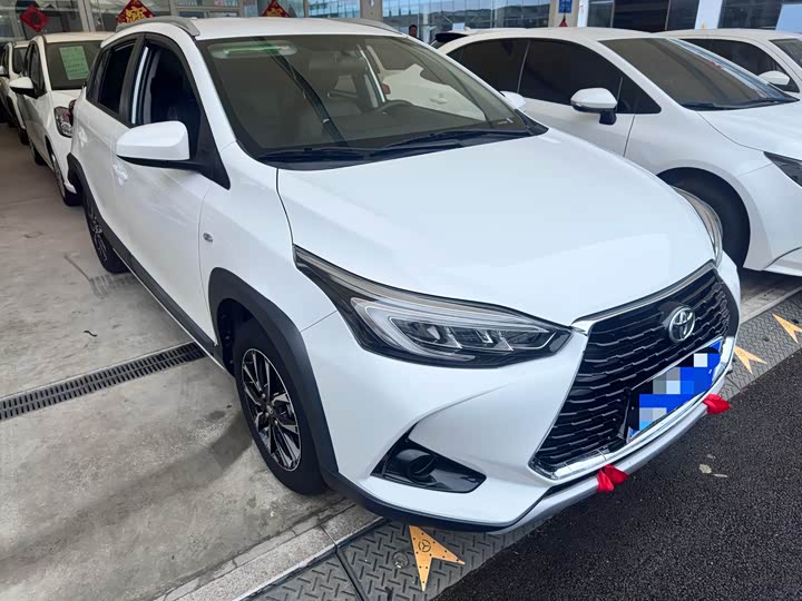Фото 3 - Toyota Yaris L Hatchback