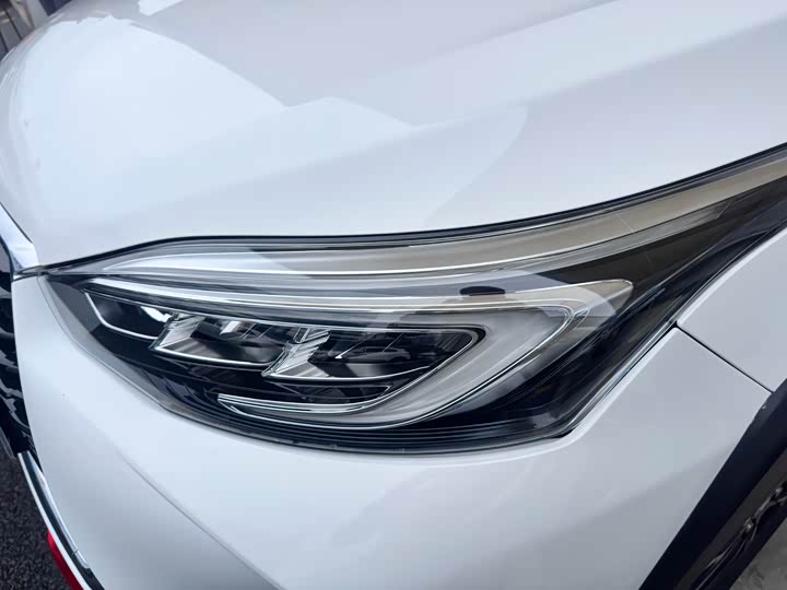 Фото 4 - Toyota Yaris L Hatchback