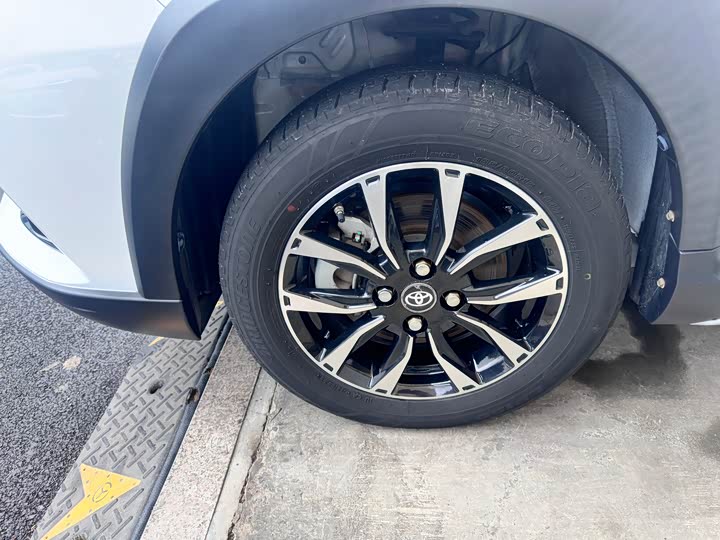 Фото 5 - Toyota Yaris L Hatchback
