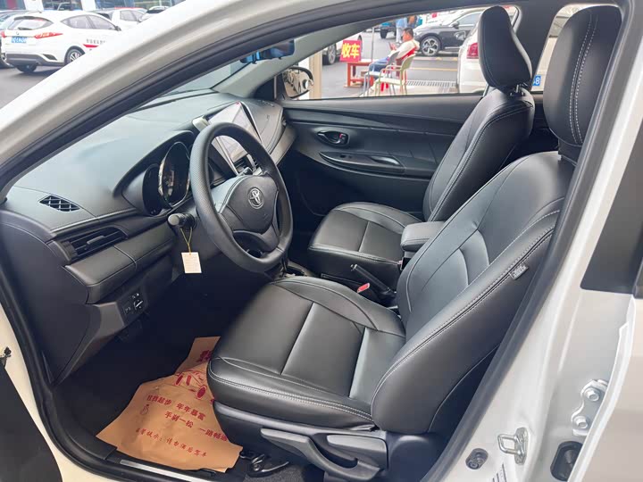 Фото 6 - Toyota Yaris L Hatchback
