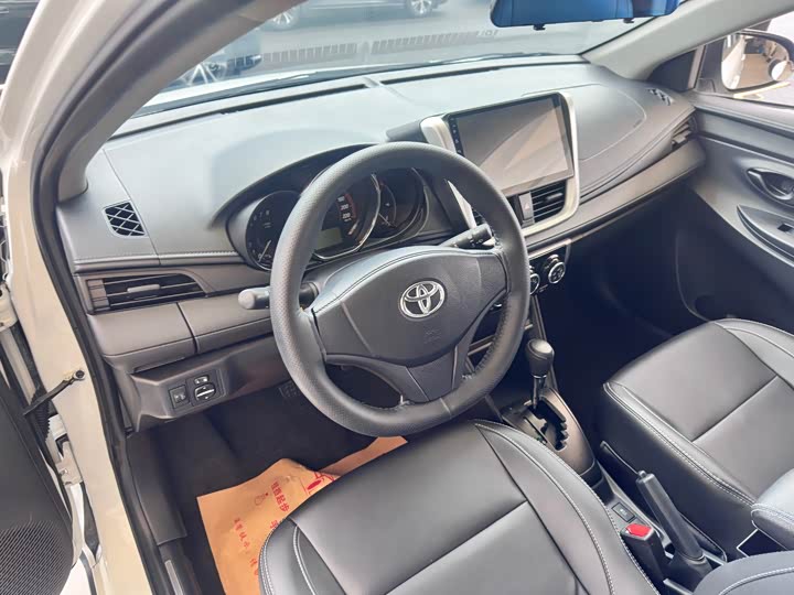 Фото 7 - Toyota Yaris L Hatchback