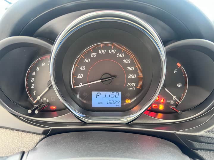 Фото 8 - Toyota Yaris L Hatchback