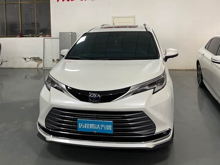 Photo 2 - Toyota Sienna