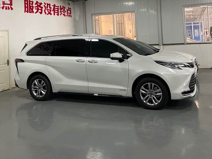 Photo 3 - Toyota Sienna