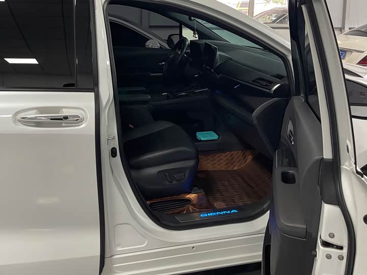 Photo 5 - Toyota Sienna