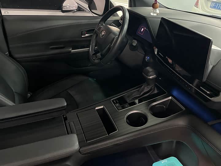 Photo 6 - Toyota Sienna