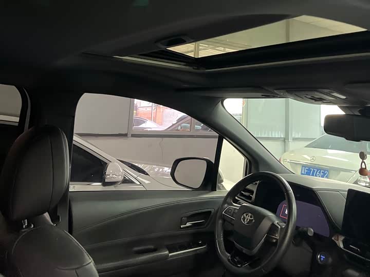 Photo 9 - Toyota Sienna
