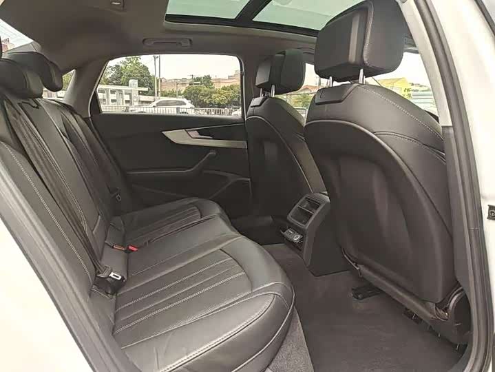 Фото 4 - Audi A4L