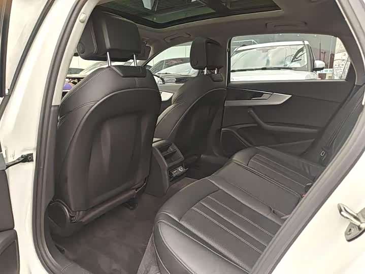 Фото 6 - Audi A4L