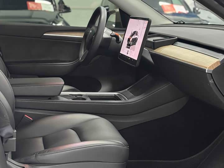 Photo 5 - Tesla Model Y