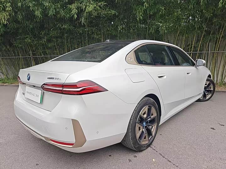 Фото 5 - BMW i5