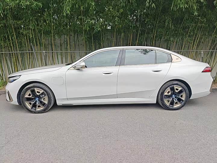 Фото 6 - BMW i5